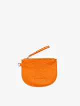 Monedero pequeño semicular de cuero vacuno texturizado color naranja, con cierre superior, tirador de correa de cuero y argolla lateral. Cuenta con el logotipo de la marca grabado en el frente.