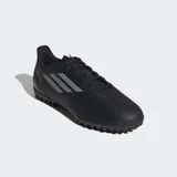 Championes Adidas Deportivo III TF negros con detalles grises. Diseñados para jugar en canchas de pasto sintético, tienen una lengüeta perforada y un forro interno suave.