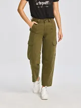 Pantalon cargo color verde oliva, de corte recto y tiro medio. Cuenta con bolsillos laterales de carga en los muslos, bolsillos frontales de entrada lateral y cierre frontal con cremallera y broche.