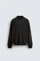 Polo de punto de algodón con efecto lavado, corte relajado, cuello solapa con cierre frontal de botones y mangas largas con acabados en rib.