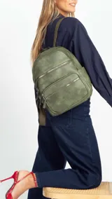 Mochila color marrón claro de símil cuero con bolsillos frontales con cierre. Tiene asa de mano rígida y correas regulables.