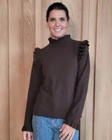 Polera de manga larga color marrón, con cuello alto y volados decorativos en los hombros y en los puños.