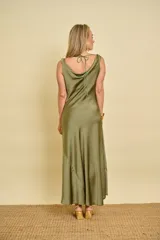 Vestido largo de satén al bies color rosado, con escote buche en el pecho y apliques dorados en los breteles.