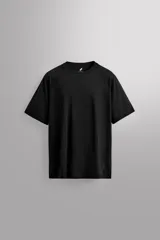 Camiseta térmica negra de manga corta y cuello redondo, confeccionada en tejido elástico con lana. Cuenta con mangas ranglán y es transpirable y termorreguladora.