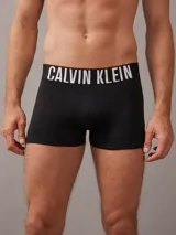 Pack de tres boxers ajustados de algodón con cintura elástica distintiva de la marca Calvin Klein con logo estampado en contraste.