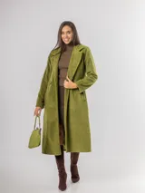 Tapado de paño sofisticado con solapas clásicas, cierre frontal de botones y bolsillos laterales. Presenta un diseño de corte recto y estructura elegante.