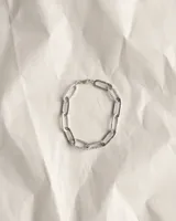 Pulsera de plata 925 maciza, de eslabones oblongos con textura martelé y cierre de mosquetón.