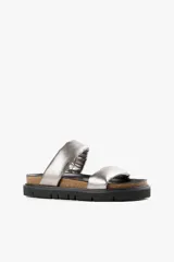 Sandalias plateadas con doble tira ancha acolchada, base anatómica de corcho y plataforma liviana con suela antideslizante.