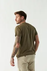 Remera de algodón de corte regular, con cuello redondo, manga corta y logo bordado en el pecho.