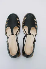 Sandalias rojas de cuero con talón cubierto, pulsera con hebilla al tobillo, puntera cerrada con aberturas circulares y taco bajo de madera.