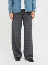 Pantalón sastrero de tiro alto y corte wide leg, con diseño de cuadros en tonos gris oscuro. Presenta cierre frontal con cremallera y bolsillos laterales.