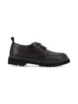 Zapato acordonado de cuero color marrón oscuro, con diseño de costura en la puntera y suela track dentada de goma negra.