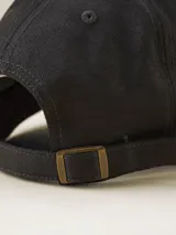 Gorra de gabardina color azul marino con logo bordado en el frente.