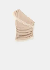 Top asimétrico de silueta slim, color beige, confeccionado con tejido ligero de textura plana y tirantes finos.
