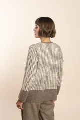 Cardigan tejido de lana color beige con diseño de waffle en blanco.