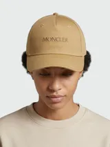 Gorra de béisbol Moncler color tostado, con el logo de la marca bordado en el frente.