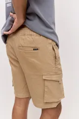Bermuda cargo de gabardina color beige, con bolsillos laterales con solapa y cordón ajustable en la cintura.