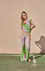 Pantalón de tiro medio con elástico en la cintura y corte evasé, de textura calada pintada a mano.