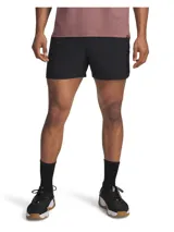 Short deportivo de entrenamiento Under Armour Project Rock, color negro, con cintura elástica y cordón interno. Presenta bolsillos laterales y tejido elástico en cuatro direcciones para mayor movilidad.