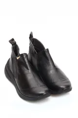 Zapato deportivo sin cordones con estampado de leopardo y elásticos laterales.