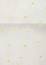 Falda midi de tiro medio con diseño recto y semitransparente. Presenta un delicado bordado de flores con detalles en amarillo y una abertura lateral en el bajo. Incluye forro interior y cierre de cremallera lateral.
