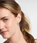 Kit de seis pares de caravanas pequeñas en metal, con dos puntos de luz y cuatro aros con diferentes formatos.