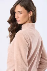 Buzo tejido combinado de color beige, con cuello alto, medio cierre metálico y puños y ruedo acanalados en tono tostado.