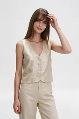 Chaleco sin mangas de viscosa color beige con escote en V y cierre frontal de botones.