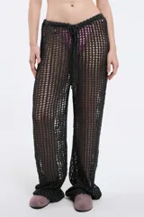 Pantalón blanco de tejido calado, con cintura elástica y cordón ajustable, de corte recto y holgado.