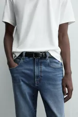 Jeans skinny cropped fit de corte ajustado y tiro medio, con diseño de cinco bolsillos y efecto lavado.