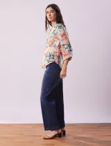 Blusa de gasa estampada con cuello a la base plisado y escote en V. Tiene apertura central con botones de nácar y mangas largas fruncidas. Incluye musculosa interna.