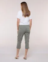 Pantalón capri sastrero de tiro alto y color verde militar, con pretina ancha, bolsillos frontales simulados y traseros funcionales, y corte entallado.