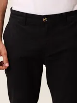 Pantalon tipo chino de corte recto, color azul marino, con cierre de boton y cremallera, bolsillos laterales y traseros.