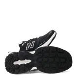 Championes urbanos New Balance modelo 410, color negro con detalles en blanco. Presentan una estructura de malla transpirable con refuerzos sintéticos, logo N lateral y suela de goma con amortiguación.