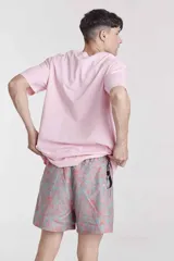 Short de baño Berto, con diseño estampado de hojas en tonos rosados y celestes, cintura elástica con cordón ajustable.