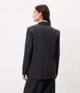 Blazer oversized de sastre Cortelle, color negro con diseño a rayas, cierre cruzado de doble botonadura y solapas clásicas.