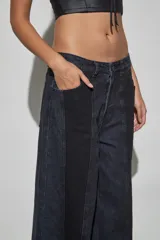 Jean estilo cargo de tiro medio y corte wide leg, en tono gris oscuro con costuras verticales destacadas.