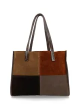 Cartera tipo tote bag confeccionada en gamuza con diseño de paneles en tonos marrón, chocolate y tostado. Cuenta con doble asa de hombro en cuero liso marrón oscuro y detalles de costuras visibles.