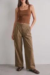 Pantalón de corte recto y tiro alto, color tostado con sutil textura a rayas, bolsillos laterales y pinzas frontales.