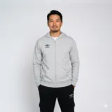 Campera deportiva con capucha y cierre frontal completo, confeccionada en tejido gris jaspeado. Presenta el logo de la marca bordado en el pecho y bolsillos tipo canguro.