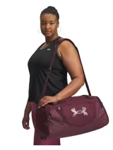 Bolso deportivo Under Armour Undeniable 5 Duffle S, color bordó con el logo de la marca estampado en el frente. Cuenta con correa ajustable para el hombro y múltiples compartimentos con cierre.