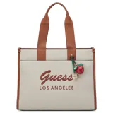 Cartera tipo tote bag Guess modelo Jackie, confeccionada en algodón color beige con detalles y asas en marrón. Cuenta con el logotipo de la marca bordado en el frente y un charm colgante en forma de cereza con un pequeño candado dorado.
