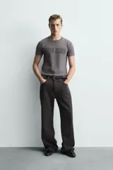 Camiseta de cuello redondo y manga corta con efecto lavado. Presenta una estampa frontal con el texto 'NOIR ECHO' en un tono más oscuro que la prenda.