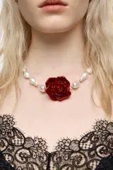Collar de perlas barrocas blancas con dije central de rosa roja en resina y cierre tipo toggle dorado.