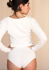 Culotte de algodón melange color crudo, de tiro alto y diseño clásico para el día a día.