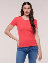 Remera basica de punto elastizado de textura acanalada fina, de color blanco, escote redondo, manga corta y calce entallado.