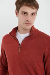 Sweater verde oliva de tejido acrílico con textura similar al cashmere, corte clásico, cuello alto con cierre metálico y tirador de cuerina ecológica.