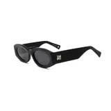 Lentes de sol negros de montura gruesa y forma ovalada/gato, con lentes oscuros. Presentan un logo dorado en las patillas.