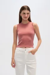 Top sin mangas de tejido de punto acanalado, color rosado, con cuello redondo ajustado y corte al cuerpo.