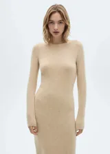 Vestido midi de tejido de punto con cuello barco y manga larga, de diseño entallado.